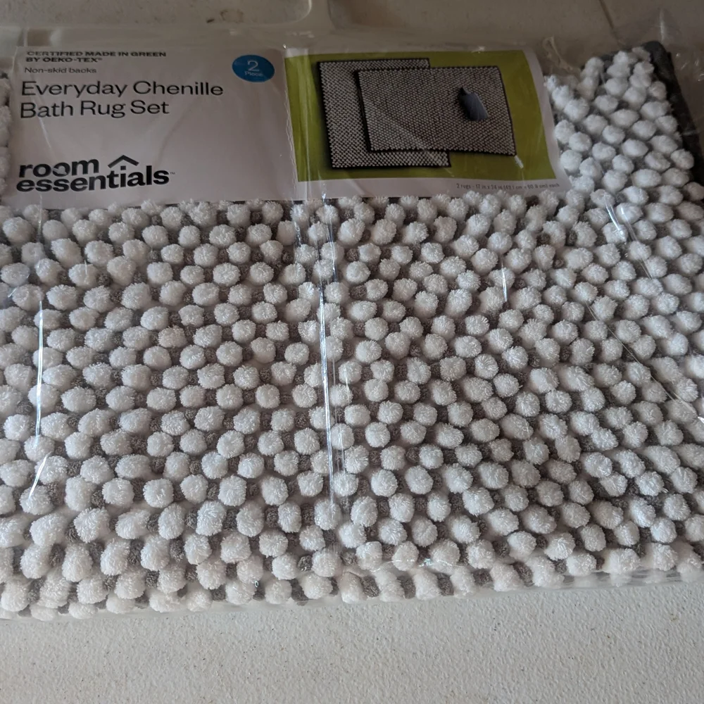 LAST ONE Set Of Room Essentials White and Gray Everyday Chenille Bath Rug Set - Picture 1 of 3